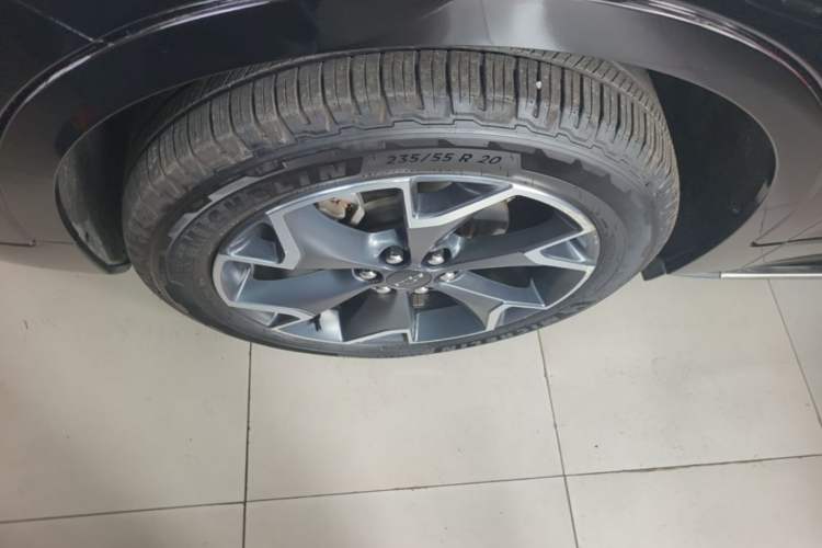 Used Chevrolet Blazer 2020 RS 650T 4x4 7-Seater Hardcore Edition Left Front Wheel Hub