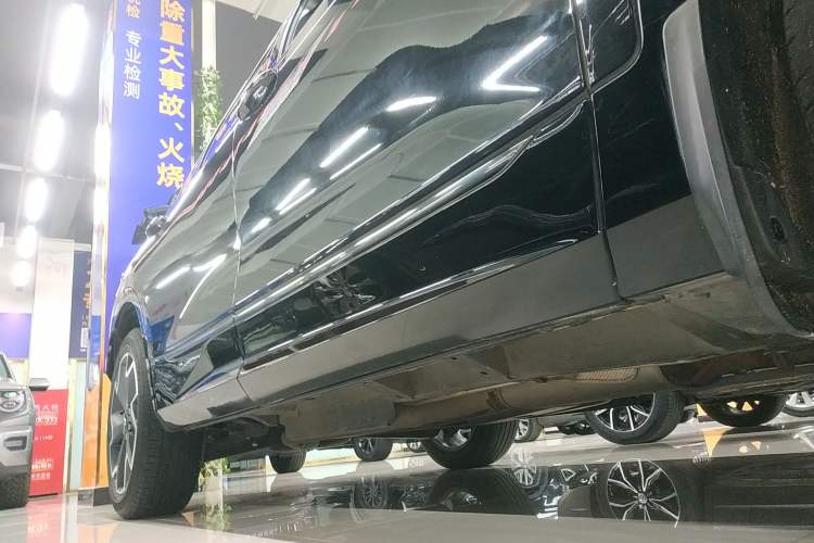 Used Chevrolet Blazer 2020 RS 650T 4x4 7-Seater Hardcore Edition Right Side Sill