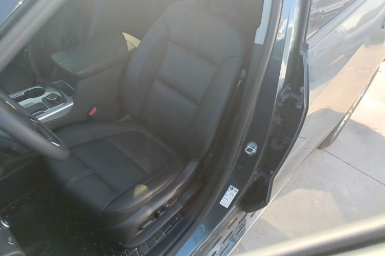 Used Chevrolet Blazer 2020 650T 7-Seater Luxury Edition Left Front Seat
