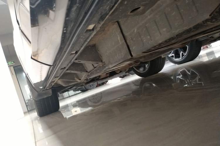 Used Chevrolet Blazer 2023 Light Hybrid 650T RS Twin-Clutch All-Wheel Drive Engine Version Left Side Sill