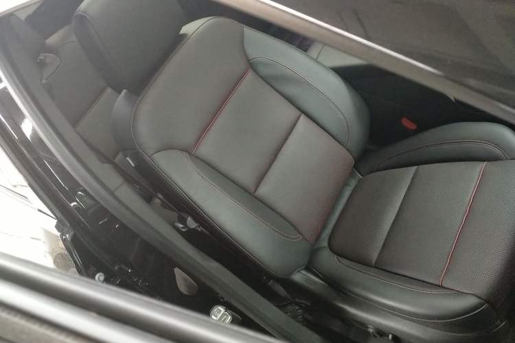Used Chevrolet Blazer 2023 Light Hybrid 650T RS Twin-Clutch All-Wheel Drive Engine Version Right Front Seat