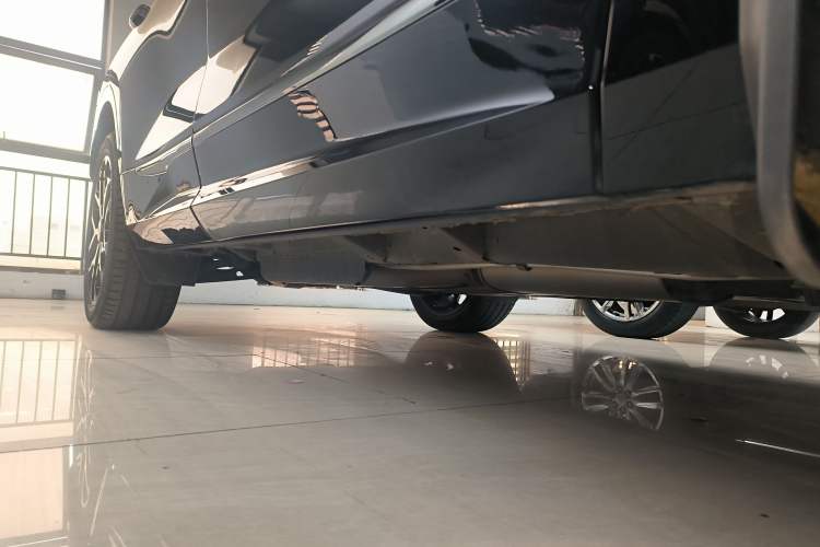 Used Chevrolet Blazer 2023 Light Hybrid 650T RS Twin-Clutch All-Wheel Drive Engine Version Right Side Sill