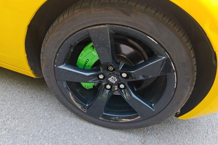 Used Chevrolet Camaro 2011 3.6L Legendary Performance Edition Right Front Wheel Hub