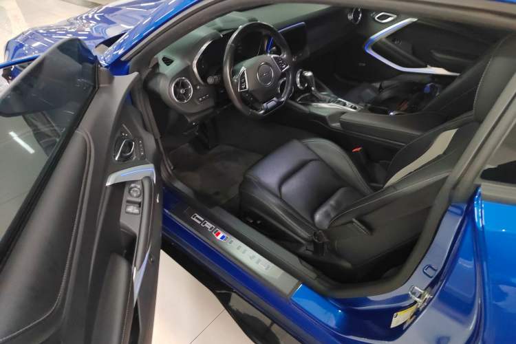 Used Chevrolet Camaro 2017 2.0T RS Interior 3
