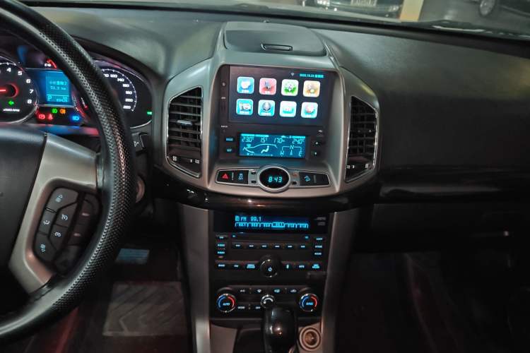 Used Chevrolet Captiva 2017 2.4L 4x4 Flagship Edition 7-Seater Audio And AC Panel
