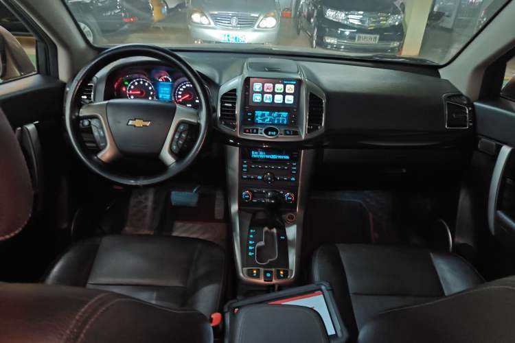 Used Chevrolet Captiva 2017 2.4L 4x4 Flagship Edition 7-Seater Center Console