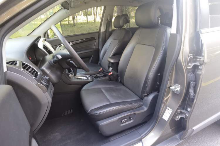 Used Chevrolet Captiva 2015 2.4L Two-Wheel Drive Urban Version 7 Seats Interior 5