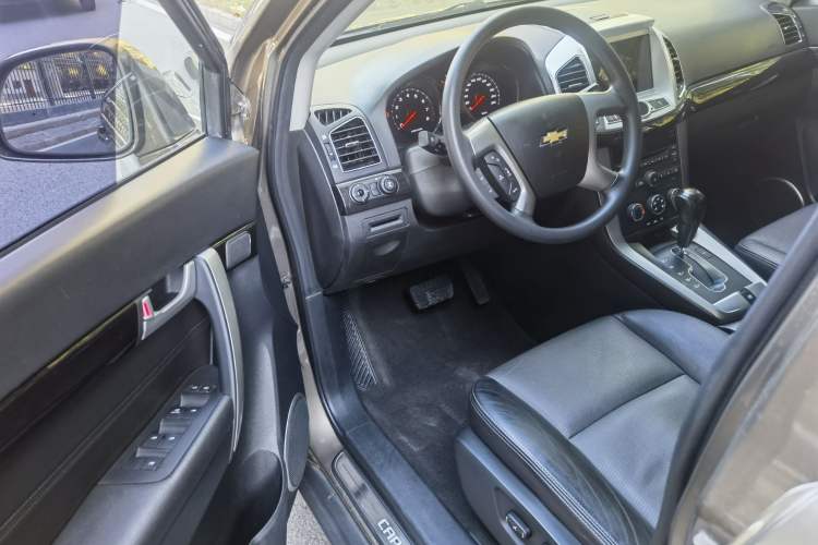 Used Chevrolet Captiva 2015 2.4L Two-Wheel Drive Urban Version 7 Seats Interior 6