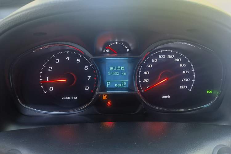Used Chevrolet Captiva 2015 2.4L Two-Wheel Drive Urban Version 7 Seats Odometer Close Up