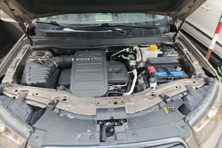 Used Chevrolet Captiva 2017 2.4L 4x4 Flagship Edition 7-Seater Engine Bay