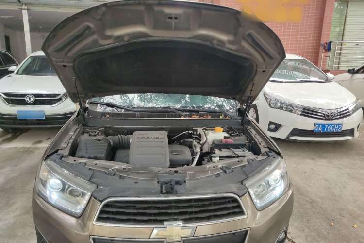 Used Chevrolet Captiva 2015 2.4L Two-Wheel Drive Urban Version 7 Seats Engine Bay