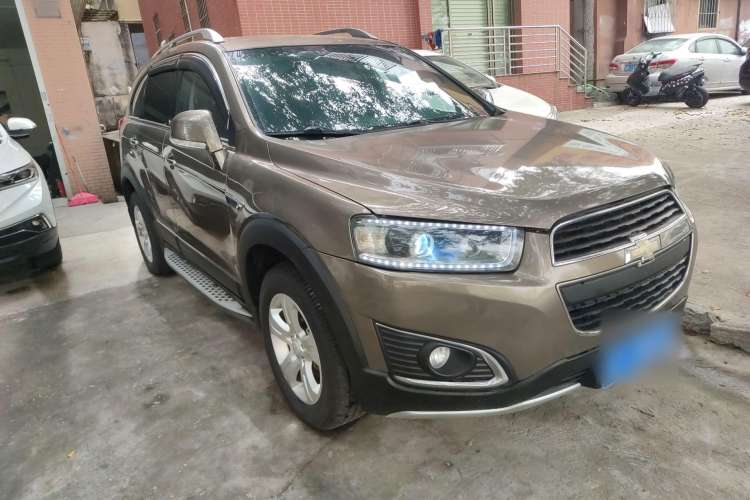 Used Chevrolet Captiva 2015 2.4L Two-Wheel Drive Urban Version 7 Seats Front Right 45 Deg