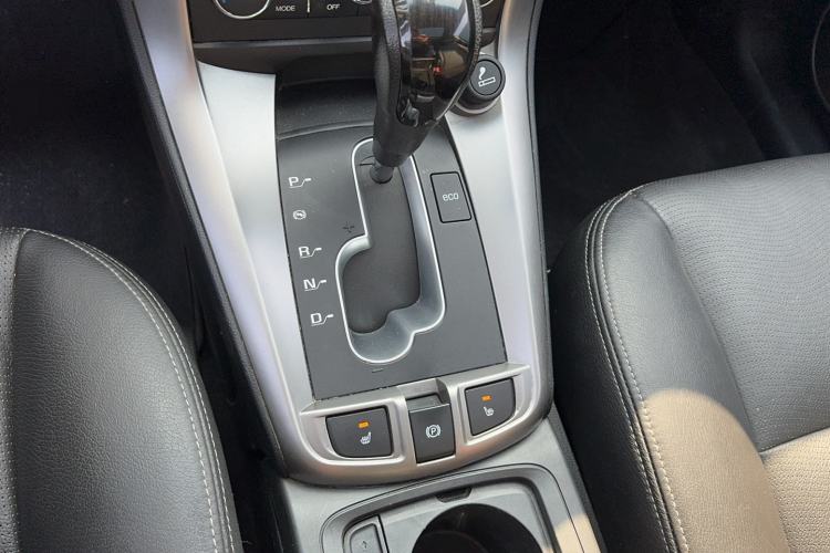 Used Chevrolet Captiva 2015 2.4L 4x4 Flagship Edition 7-Seater Gear Lever