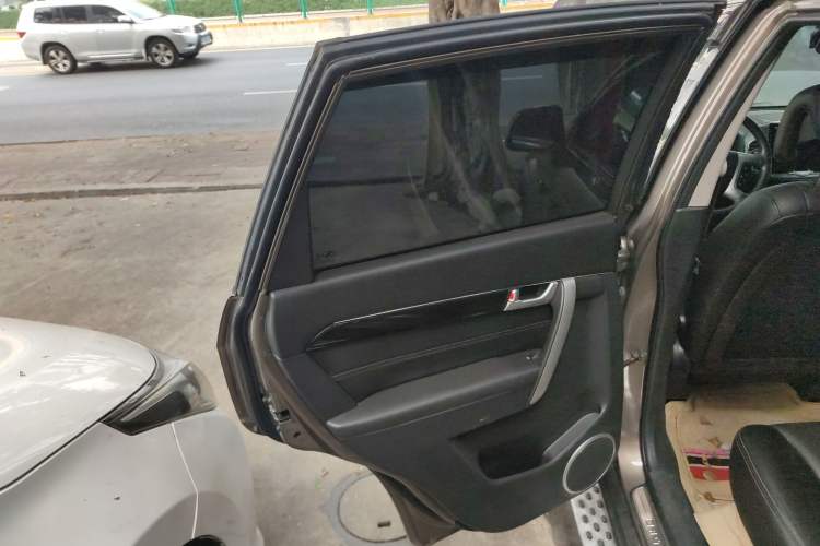 Used Chevrolet Captiva 2015 2.4L Two-Wheel Drive Urban Version 7 Seats Left Rear Door Interior