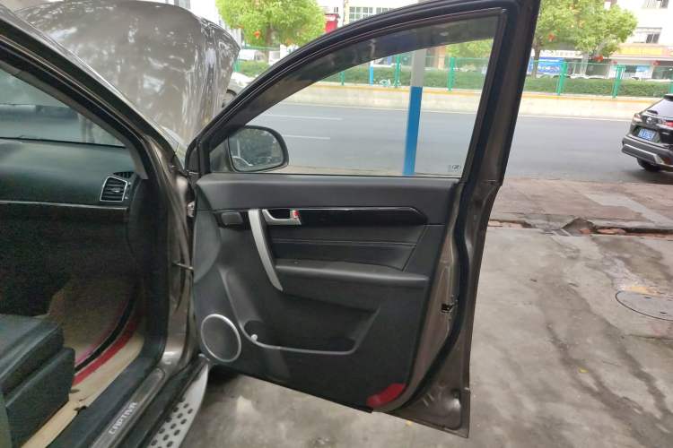 Used Chevrolet Captiva 2015 2.4L Two-Wheel Drive Urban Version 7 Seats Right Front Door Interior
