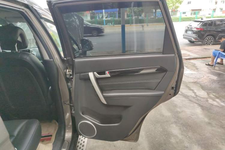 Used Chevrolet Captiva 2015 2.4L Two-Wheel Drive Urban Version 7 Seats Right Rear Door Interior