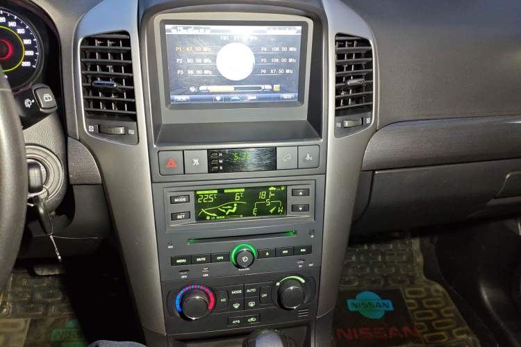Used Chevrolet Captiva 2010 3.2 AT 7-Seater Flagship Edition Audio And AC Panel
