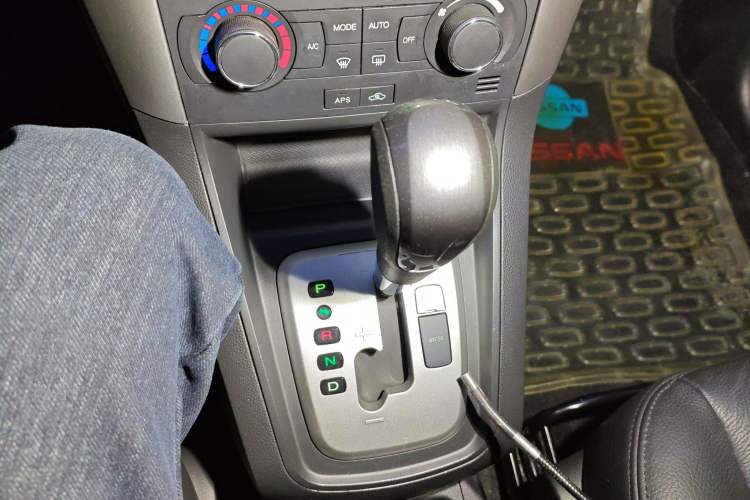 Used Chevrolet Captiva 2010 3.2 AT 7-Seater Flagship Edition Gear Lever