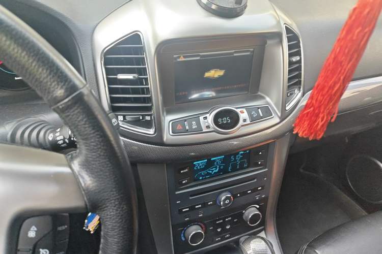 Used Chevrolet Captiva 2011 2.4 AT 7-Seater Luxury Edition Audio And AC Panel