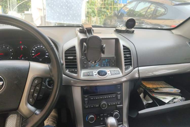 Used Chevrolet Captiva 2011 2.4 AT 7-Seater Luxury Edition Audio And AC Panel