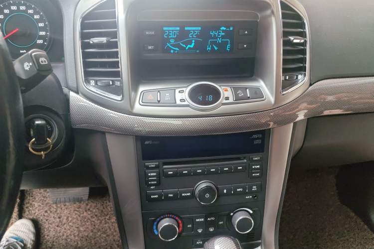 Used Chevrolet Captiva 2011 2.4 AT 7-Seater Luxury Edition Audio And AC Panel