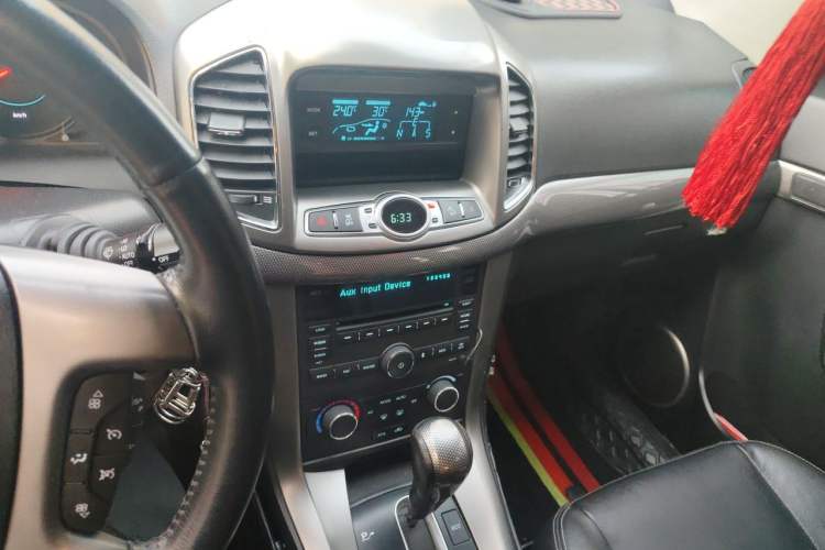 Used Chevrolet Captiva 2011 2.4 AT 7-Seater Luxury Edition Audio And AC Panel