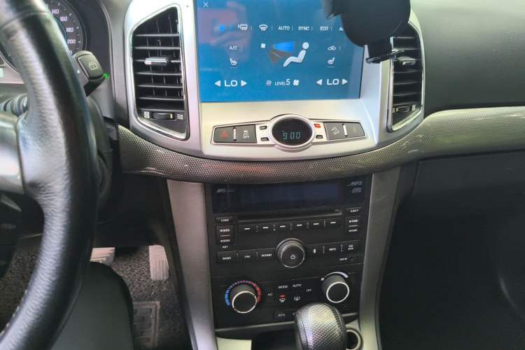 Used Chevrolet Captiva 2011 2.4 AT 7-Seater Luxury Edition Audio And AC Panel