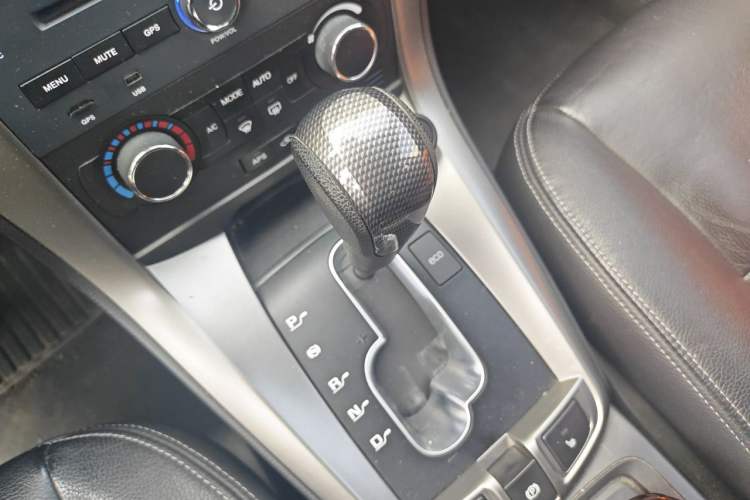 Used Chevrolet Captiva 2011 2.4 AT 7-Seater Luxury Edition Gear Lever