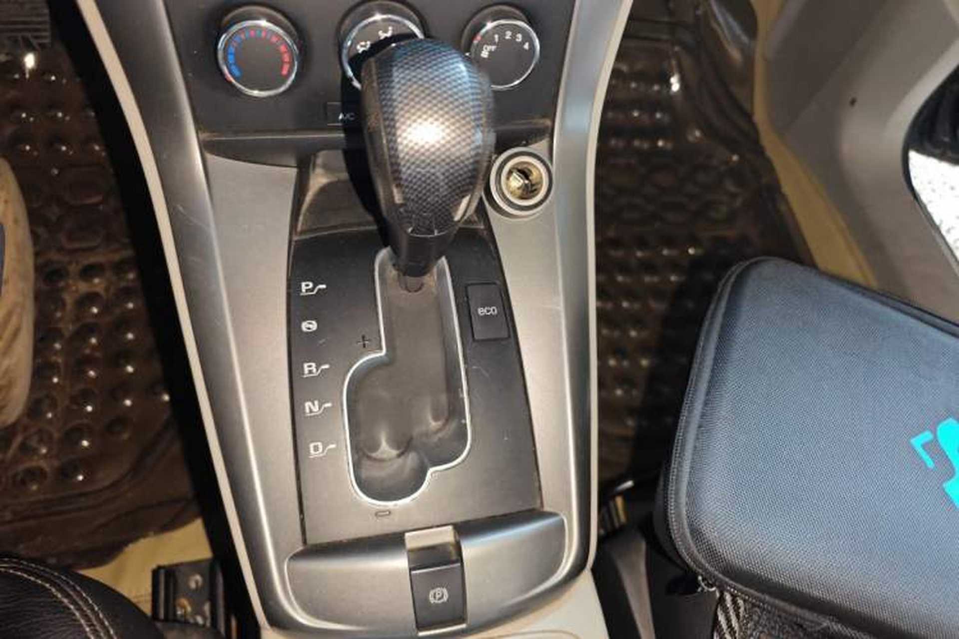 Used Chevrolet Captiva 2011 2.4 AT 5-Seater Comfort Edition Gear Lever