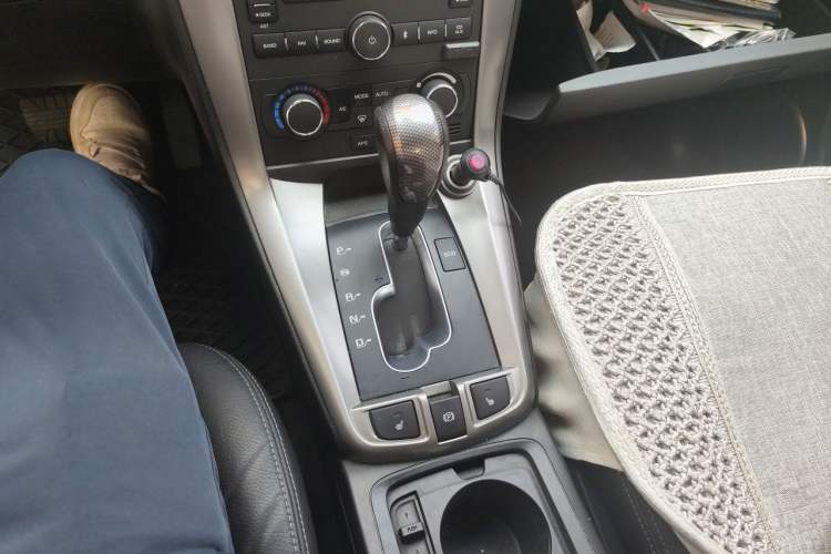 Used Chevrolet Captiva 2011 2.4 AT 7-Seater Luxury Edition Gear Lever