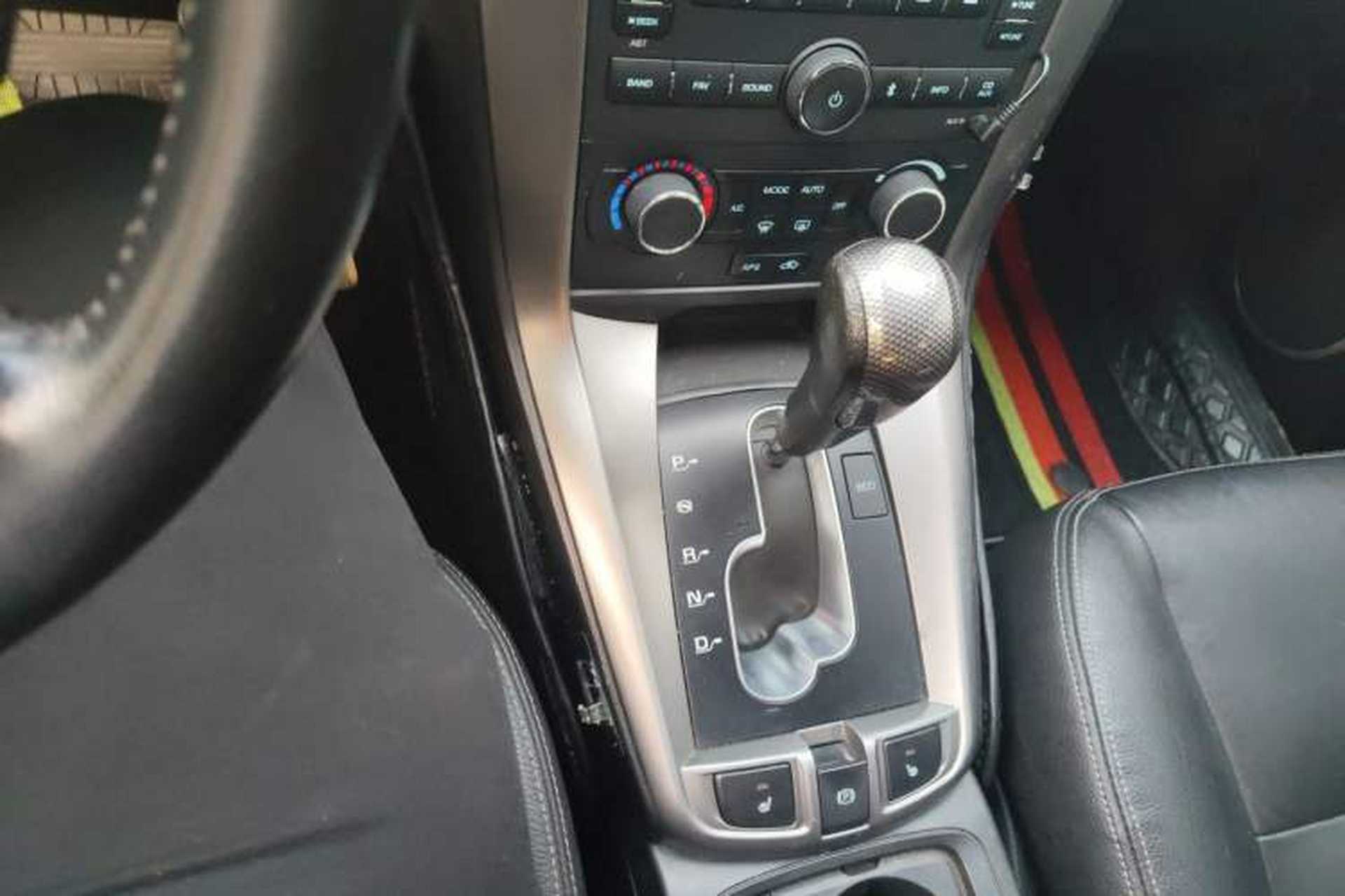 Used Chevrolet Captiva 2011 2.4 AT 7-Seater Luxury Edition Gear Lever