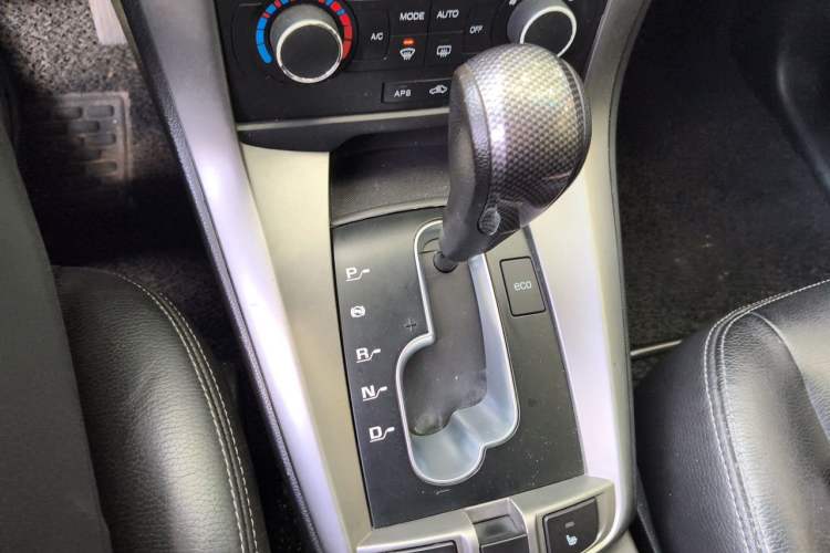 Used Chevrolet Captiva 2011 2.4 AT 7-Seater Luxury Edition Gear Lever