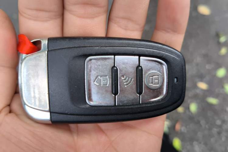 Used Chevrolet Captiva 2011 2.4 AT 7-Seater Luxury Edition Vehicle Key