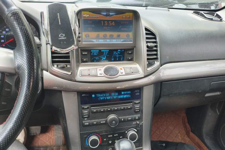 Used Chevrolet Captiva 2011 2.4 AT 7-Seater Luxury Navigation Edition Audio And AC Panel