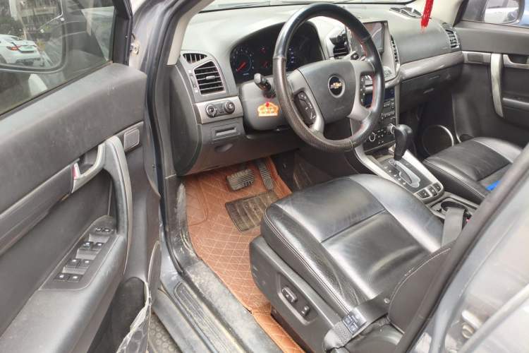 Used Chevrolet Captiva 2011 2.4 AT 7-Seater Luxury Navigation Edition Driver Seat