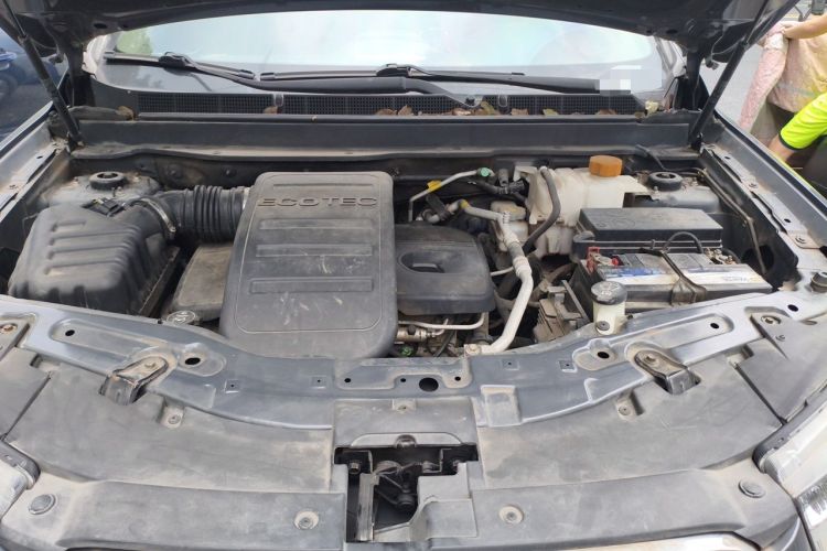 Used Chevrolet Captiva 2011 2.4 AT 7-Seater Luxury Navigation Edition Engine Bay