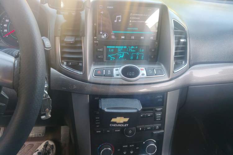 Used Chevrolet Captiva 2011 2.4 AT 7-Seater Luxury Edition Audio And AC Panel