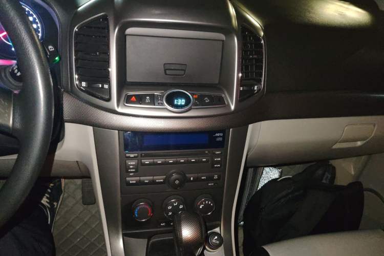 Used Chevrolet Captiva 2011 2.4 AT 5-Seater Comfort Edition Audio And AC Panel