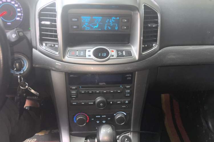 Used Chevrolet Captiva 2011 2.4 AT 7-Seater Luxury Edition Audio And AC Panel