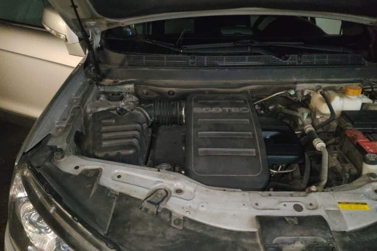 Used Chevrolet Captiva 2011 2.4 AT 5-Seater Comfort Edition Engine Bay Right