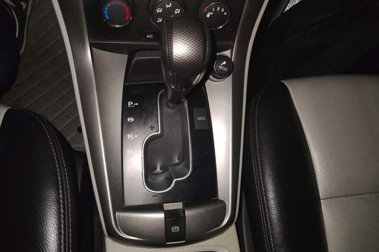 Used Chevrolet Captiva 2011 2.4 AT 5-Seater Comfort Edition Gear Lever