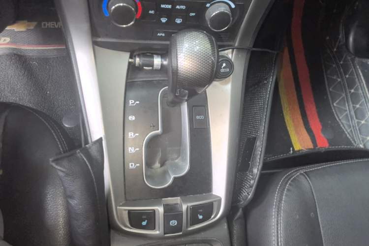 Used Chevrolet Captiva 2011 2.4 AT 7-Seater Luxury Edition Gear Lever