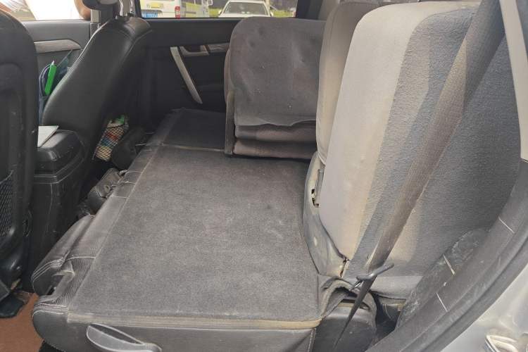 Used Chevrolet Captiva 2011 2.4 AT 7-Seater Luxury Navigation Edition Left Rear Seat