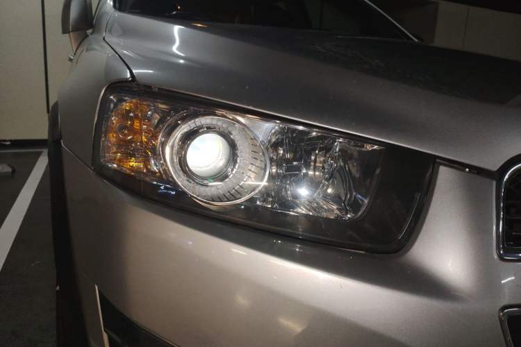 Used Chevrolet Captiva 2011 2.4 AT 5-Seater Comfort Edition Right Front Headlight