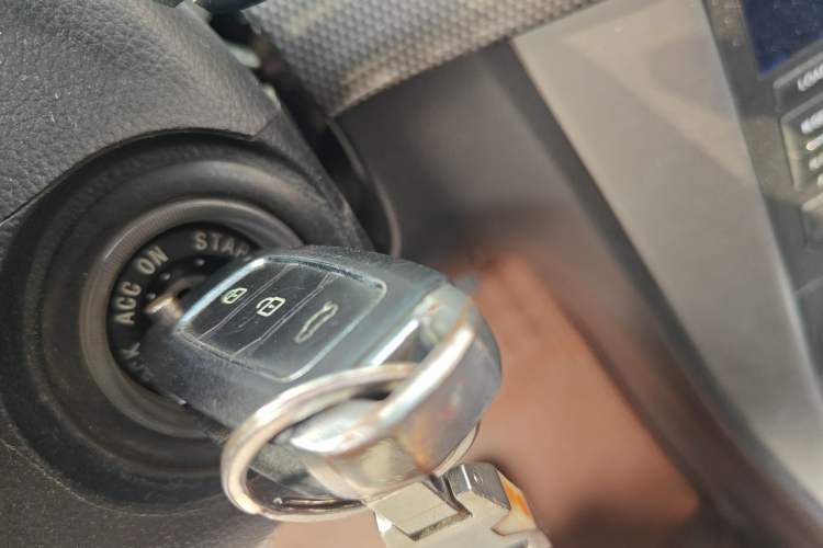 Used Chevrolet Captiva 2011 2.4 AT 7-Seater Luxury Navigation Edition Vehicle Key