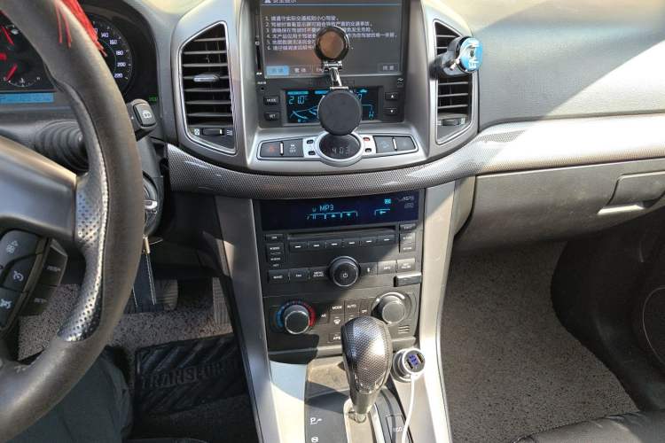 Used Chevrolet Captiva 2011 2.4 AT 7-Seater Luxury Navigation Edition Audio And AC Panel