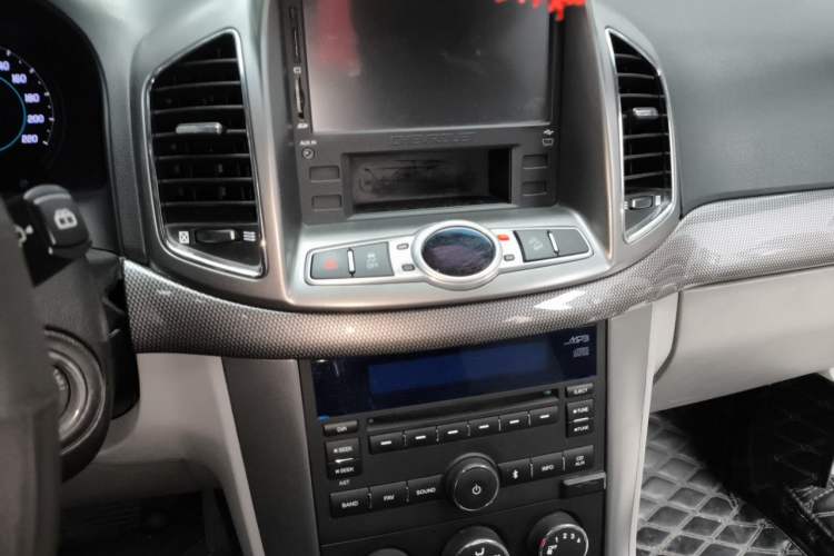 Used Chevrolet Captiva 2011 2.4 AT 5-Seater Comfort Edition Audio And AC Panel
