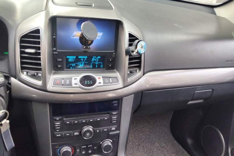 Used Chevrolet Captiva 2011 2.4 AT 7-Seater Luxury Navigation Edition Audio And AC Panel