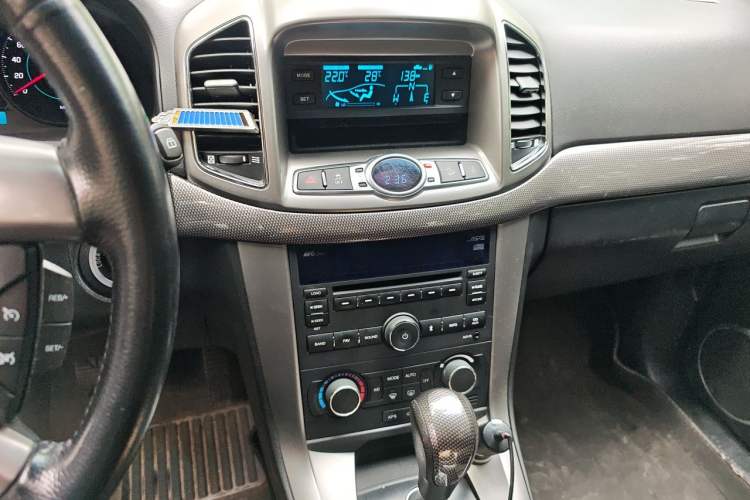 Used Chevrolet Captiva 2011 2.4 AT 7-Seater Luxury Edition Audio And AC Panel