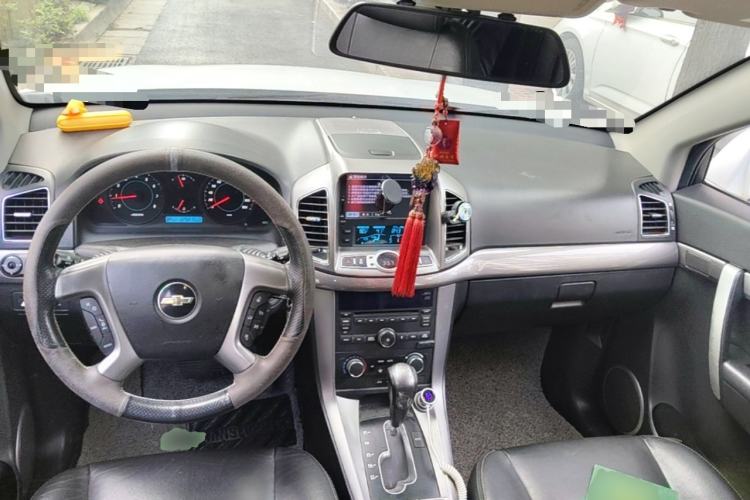 Used Chevrolet Captiva 2011 2.4 AT 7-Seater Luxury Navigation Edition Center Console